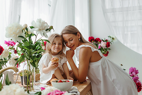 포토 JPG 해외이미지 그릇 원피스 여자 꽃 어린이 딸기 상반신 성인 두명 옆모습 금발 기댐 흰색 커튼 머핀 여자만 소녀만 해외202309 해외포토 식물 헤어스타일 식기 옷 빵 뷰포인트 컬러 과일 모션 사람 어린이만 파일형식