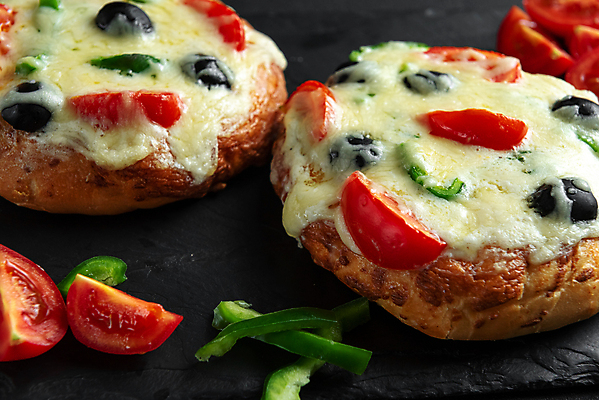 포토 JPG 해외이미지 전통 음식 빵 조각 백그라운드 토마토 채소 탁자 양파 치즈 주택 피자 패스트푸드 파슬리 건강 요리 사람없음 목재 노란색 주방 계란 이탈리아 튀김 껍질 흰색 신선 뜨거움 맛 아침식사 햄 반죽 바질 루꼴라 모짜렐라치즈 페스츄리 핸드메이드 맛있는 해외202309 해외포토 나무 유럽 컬러 가구 컨셉 재료 유제품 서양음식 육류 건물 알 식사 인스턴트 파일형식