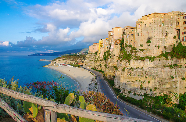 포토 JPG 해외이미지 유럽 바다 섬 여행 백그라운드 건축양식 자연 하늘 휴가 안테나 파노라마 사람없음 건물 물 파란색 태양 뷰티 산타클로스 교회 이탈리아 흰색 도시 정상 지중해 마리아 타운 남쪽 랜드마크 옛날 터키석 해외202309 해외포토 자연요소 건축물 건축 나라 종교 컬러 크리스마스 통신 종교건축 촬영기법 보석 방향 생태계 파일형식
