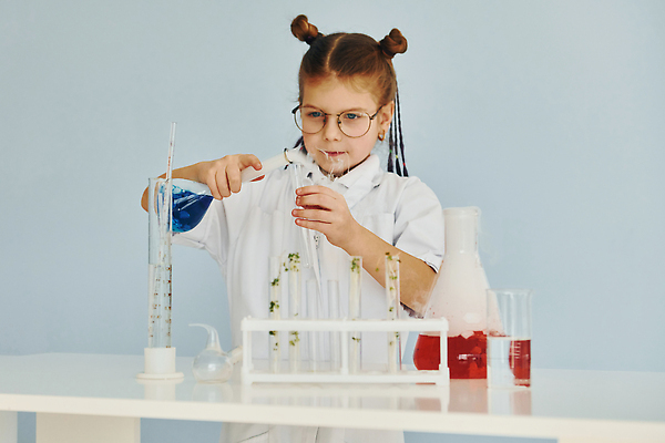 포토 JPG 해외이미지 여자 어린이 돋보기 한명 상반신 앞모습 장비 흰색 책상 호기심 과학기구 구급약품 화학자 소녀한명만 해외202309 해외포토 1 감정 뷰포인트 컬러 가구 컨셉 사람 약 기구 과학자 여자한명만 소녀만 파일형식