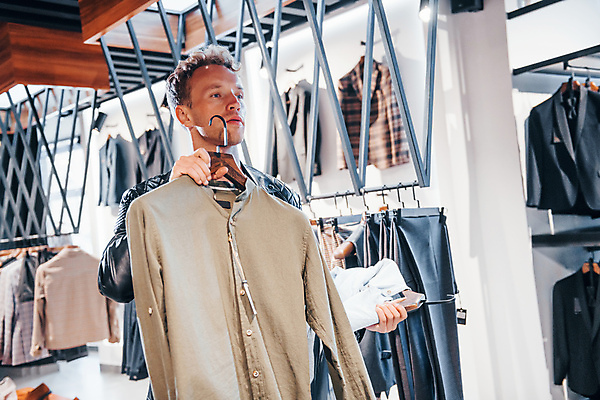 포토 JPG 해외이미지 남자 셔츠 실내 한명 들기 정장 상반신 성인 앞모습 쇼핑 고급 남성복 옷가게 부티크 옷고르기 성인남자한명만 해외202309 해외포토 1 옷 뷰포인트 컨셉 상의 모션 사람 내부 상점 남자한명만 성인남자만 파일형식