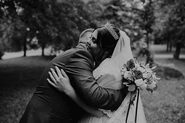 포토 JPG 해외이미지 나무 백인 커플 응시 옷 여자 행복 유럽 신랑 결혼 잎 2 신혼부부 자연 결혼식 남편 키스 함께함 발렌타인데이 사랑 서기 웃음 사람 정장 턱시도 야외 두명 초록색 유행 걷기 놀람 만남 흰색 아내 기다림 베일 우크라이나 스타일 해외202309 해외포토 서양인 식물 부부 시선 감정 나라 컬러 컨셉 관계 모션 데이이벤트 표정 이벤트 애정표현 생태계 신혼 파일형식