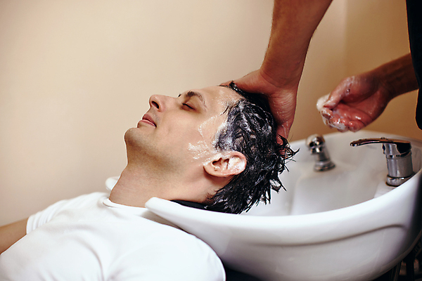 포토 JPG 해외이미지 헤어스타일 손 응시 남자 앉기 상반신 성인 눈감음 거품 장비 미용사 이발 세면대 샴푸 머리감기 이발소 해외202309 해외포토 직업 시선 모션 사람 신체부위 위생용품 청결 뷰티샵 파일형식