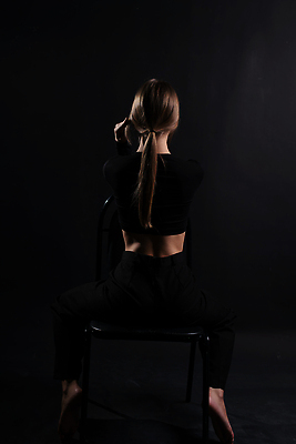 포토 JPG 해외이미지 백인 웰빙 드레스 여자 백그라운드 신체 의자 맨발 스트레스 건강 한명 사람 앉기 성인 운동 뷰티 머리 유행 검은색 에너지 바 무서움 엉덩이 날씬함 피부 척추 노력 문제 히스패닉 부담 우울증 직진 스타일 해외202309 해외포토 서양인 1 옷 감정 컬러 가구 모션 발 뼈 신체부위 질병 몸매 파일형식