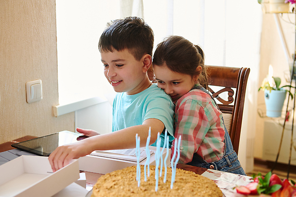 포토 JPG 해외이미지 라이프스타일 기념일 딸 아들 어린이 포옹 탁자 휴가 디저트 기념 선물 사람 앉기 소녀 두명 10대 친구 선물상자 인테리어 태블릿 파티 케이크 흰색 축하 인사 생일 달콤 언니 꺼내기 남동생 핸드메이드 목업 맛있는 정확 해외202309 해외포토 디자인 여자 음식 컬러 가구 컨셉 가족 관계 안기 모션 청소년 이벤트 생활 전자제품 스마트기기 상자 예절 맛 자매 동생 파일형식