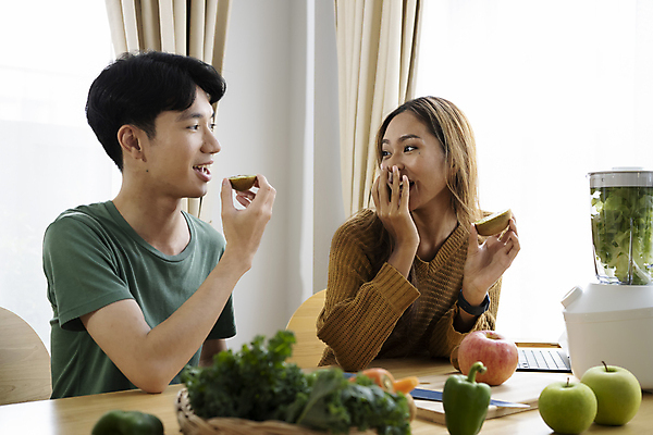 포토 JPG 해외이미지 라이프스타일 부부 여자 남자 채소 의자 남편 키위 들기 앉기 상반신 성인 두명 앞모습 옆모습 식사 아내 사과 믹서 채식 성인만 해외202309 해외포토 커플 뷰포인트 가구 과일 모션 사람 생활 파일형식