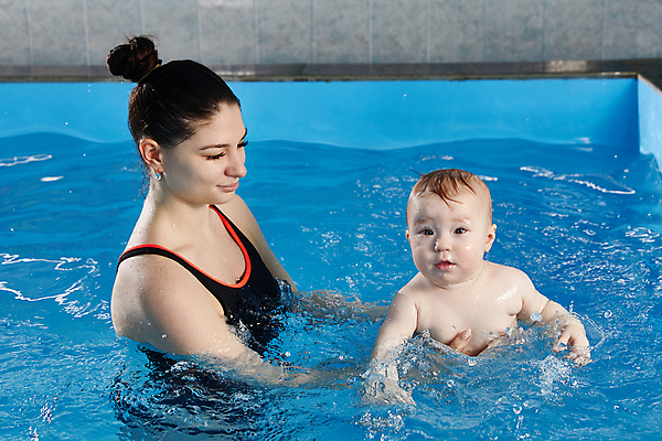포토 JPG 해외이미지 백인 여자 남자 수영복 어린이 스포츠 수업 수영장 소년 상반신 성인 두명 앞모습 옆모습 교사 수영 가르침 수영강습 해외202309 해외포토 서양인 직업 옷 교육 뷰포인트 사람 수상스포츠 파일형식