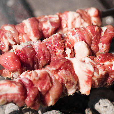 포토 JPG 해외이미지 그릇 음식 조각 백그라운드 재료 육류 돼지고기 스테이크 요리 사람없음 빨간색 금속 저녁식사 소고기 소 맛 그릴 바비큐 자르기 날것 숯 화상 해외202309 해외포토 식기 컬러 컨셉 식재료 포유류 모션 재질 주방용품 서양음식 식사 상처 파일형식