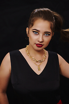 포토 JPG 해외이미지 모델 라이프스타일 옷 여자 행복 백그라운드 한명 사람 동양인 성인 뷰티 유행 우주 흰색 자신감 우아함 시원함 우크라이나 스타일 해외202309 해외포토 1 감정 유럽 컬러 컨셉 인종 생활 파일형식