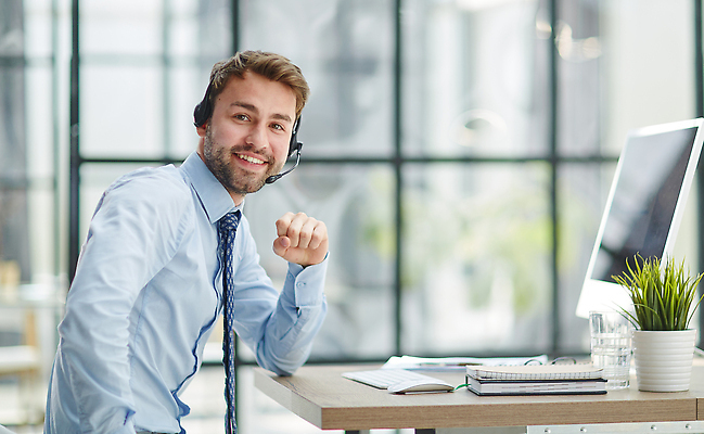포토 JPG 해외이미지 백인 직업 응시 남자 행복 이어폰 비즈니스 통신 직장 실내 대화 한명 사람 앉기 성인 스마트폰 컴퓨터 사무실 모니터 헤드폰 듣기 업무 센터 시원함 중개인 사이버 고객 책상 서비스 전자 텔레마케팅 부름 운영자 지원 해외202309 해외포토 서양인 1 시선 감정 음향기기 가구 회사 모션 말하기 내부 전자제품 핸드폰 스마트기기 작업 서비스업 파일형식