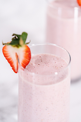 포토 JPG 해외이미지 음료 분홍색 딸기 잔 근접촬영 사람없음 딸기스무디 해외202309 해외포토 식기 뷰포인트 컬러 과일 스무디 파일형식