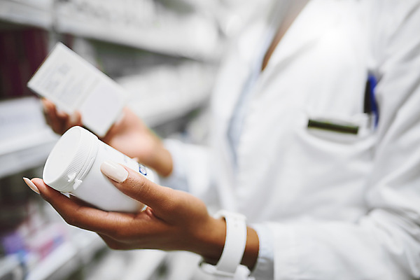 포토 JPG 해외이미지 여자 실내 한명 들기 상반신 성인 옆모습 아웃포커스 의료진 약병 약국 약사 성인여자한명만 해외202309 해외포토 직업 1 뷰포인트 의학 모션 촬영기법 사람 내부 약 병_담는 여자한명만 성인여자만 파일형식