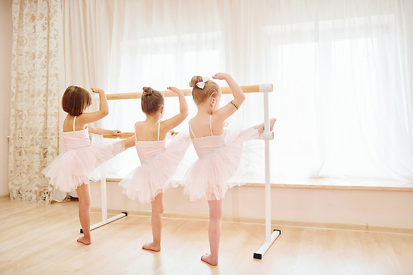 포토 JPG 해외이미지 전신 백인 여자 어린이 실내 서기 취미 뒷모습 세명 친구 우아함 발레 발레리나 발레복 단아함 소녀만 해외202309 해외포토 서양인 옷 뷰포인트 컨셉 관계 모션 사람 내부 춤 여자만 어린이만 파일형식