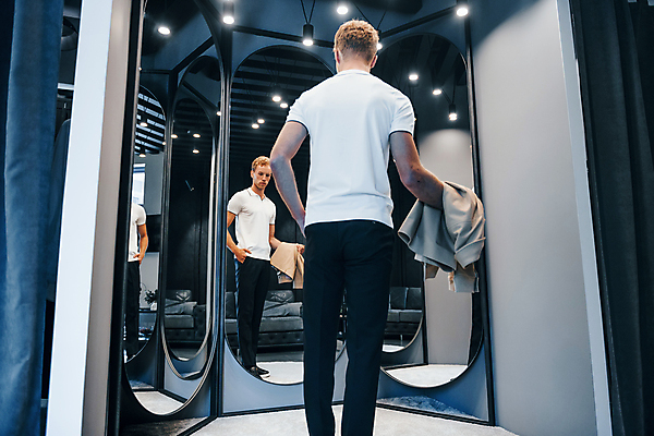 포토 JPG 해외이미지 전신 남자 실내 한명 들기 정장 성인 쇼핑 반사 재킷 거울 고급 남성복 주머니손 옷가게 부티크 성인남자한명만 해외202309 해외포토 1 옷 컨셉 모션 사람 내부 상점 외투 남자한명만 성인남자만 파일형식