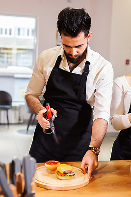 포토 JPG 해외이미지 남자 한명 들기 상반신 성인 앞모습 주방 햄버거 굽기 요리중 요리교실 토치 성인남자한명만 해외202309 해외포토 1 뷰포인트 모션 수업 패스트푸드 요리 사람 공구 구이 남자한명만 성인남자만 파일형식