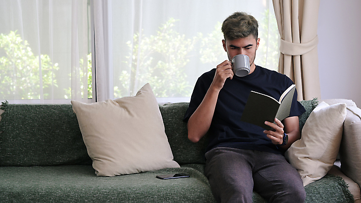 포토 JPG 해외이미지 남자 쿠션 한명 들기 앉기 상반신 성인 책 스마트폰 소파 독서 머그컵 마시기 커튼 창가 성인남자한명만 해외202309 해외포토 1 의자 창문 모션 사람 컵 핸드폰 스마트기기 남자한명만 성인남자만 파일형식