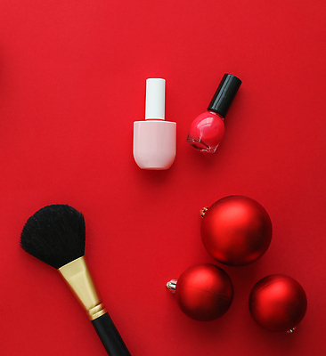 포토 JPG 해외이미지 사람없음 빨간색 하이앵글 화장품 오브젝트 매니큐어 메이크업브러쉬 오너먼트 해외202309 해외포토 뷰포인트 컬러 크리스마스장식 뷰티 붓 파일형식