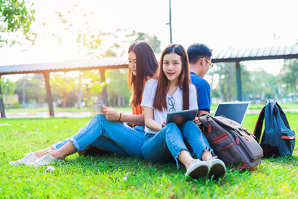 포토 JPG 해외이미지 학생 라이프스타일 공원 여자 교육 남자 행복 가방 통신 학교 3 말하기 대화 한명 사람 동양인 성인 야외 10대 친구 노트북 학습 스터디 컴퓨터 터치패드 뷰티 알약 공책 우정 네트워크 그룹 대학교 소셜미디어 해외202309 해외포토 1 잡화 공공시설 감정 관계 모션 청소년 문구용품 인종 생활 전자제품 약 파일형식
