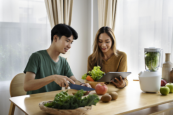 포토 JPG 해외이미지 라이프스타일 부부 여자 남자 채소 의자 남편 들기 앉기 상반신 성인 두명 앞모습 옆모습 태블릿 식사 아내 사과 믹서 채식 식칼 성인만 해외202309 해외포토 커플 뷰포인트 가구 과일 모션 주방용품 사람 생활 전자제품 스마트기기 파일형식