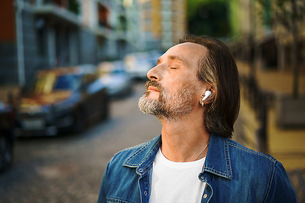 포토 JPG 해외이미지 백인 라이프스타일 남자 행복 음악 이어폰 여행 백그라운드 인터넷 비즈니스 노래 호텔 모바일 휴가 수염 거리 세포 한명 사람 앉기 성인 야외 스마트폰 핸드폰 여행객 걷기 헤드폰 듣기 잡기 도시 항공사 해외202309 해외포토 서양인 1 감정 산업 음향기기 모션 숙소 문화예술 생활 전자제품 스마트기기 파일형식