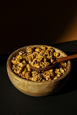 포토 JPG 해외이미지 사람없음 갈색 견과류 나무숟가락 나무그릇 그래놀라 글루텐프리 해외202309 해외포토 그릇 음식 컬러 목재 숟가락 파일형식