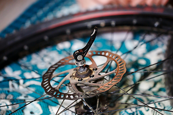 포토 JPG 해외이미지 길 스포츠 백그라운드 포크 부분 노동자 산 실내 사람없음 옆모습 빛 금속 자전거 기계 반지 업무 바퀴 제조 브레이크 자르기 오브젝트 정비공 산악자전거 철강 해외202309 해외포토 직업 식기 뷰포인트 장신구 모션 재질 내부 바이크 작업 기술자 파일형식