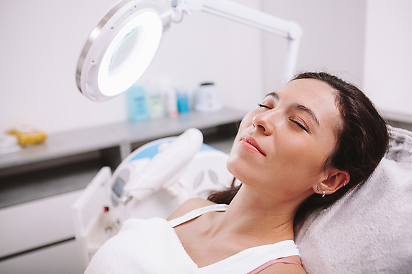 포토 JPG 해외이미지 여자 얼굴 휴식 건강 병원 한명 치료 뷰티 상점 스파 화장품 환자 껍질 신선 주름 센터 미용사 소중 고객 피부 서비스 피부관리 약속 여드름 순서 삭제 리프팅 바디케어 제모 흉터 해외202309 해외포토 직업 1 컨셉 의학 사람 신체부위 상처 파일형식