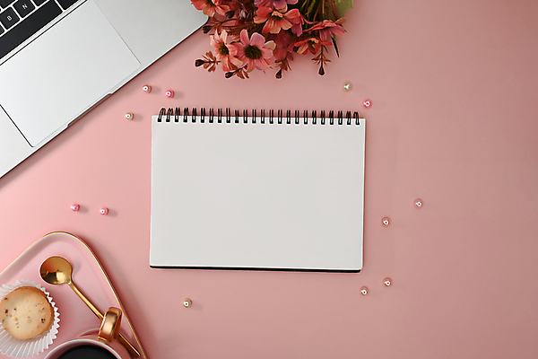 포토 JPG 해외이미지 꽃 커피 분홍색 백그라운드 사람없음 노트북 과자 숟가락 메모지 화려 커피잔 구슬 카피스페이스 해외202309 해외포토 식물 음료 컬러 컨셉 디저트 잔 수저 전자제품 사무용품 공백 파일형식