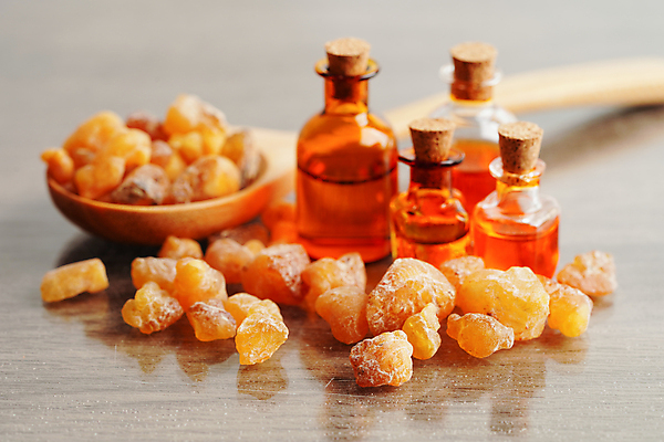 포토 JPG 해외이미지 사람없음 쌓기 숟가락 향수 향 아로마테라피 오일병 유향 해외202309 해외포토 모션 수저 화장품 향료 테라피 파일형식