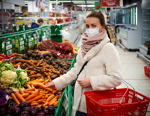 포토 JPG 해외이미지 백인 라이프스타일 유럽 얼굴 음식 백그라운드 컨셉 과일 비즈니스 가족 건강 가면 한명 사람 쇼핑 농장 바구니 상점 고요 고통 수확 신선 도시 시장 바이러스 선택 보호 질병 고객 주부 감염 국산 슈퍼마켓 내추럴 전염병 해외202309 해외포토 서양인 1 감정 나라 농업 의학 관계 생활 신체부위 파일형식