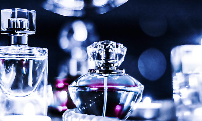 포토 JPG 해외이미지 유리 사람없음 파란색 투명 분위기 고급 향수 보케 진주 향수병 해외202309 해외포토 컬러 컨셉 재질 화장품 보석 병_담는 파일형식