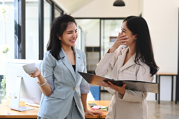 포토 JPG 해외이미지 여자 서기 들기 상반신 성인 두명 옆모습 컵 사무실 모니터 공책 기댐 비즈니스우먼 스마트 책상 입가림 서류파일 성인여자만 해외202309 해외포토 식기 뷰포인트 가구 컨셉 비즈니스 모션 문구용품 사람 컴퓨터 사무용품 가림 직장인 여자만 성인만 파일형식