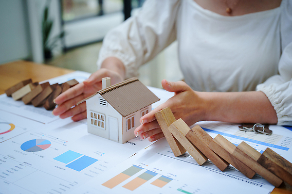 포토 JPG 해외이미지 여자 비즈니스 부동산 주택 한명 상반신 성인 앞모습 모형 거래 중개인 문서 도미노 성인여자한명만 해외202309 해외포토 직업 1 뷰포인트 사람 건물 재산 여자한명만 성인여자만 파일형식