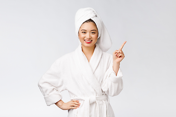 포토 JPG 해외이미지 여자 허리손 한명 상반신 성인 앞모습 뷰티 흰색 가리킴 목욕가운 성인여자한명만 해외202309 해외포토 1 뷰포인트 컬러 포즈 사람 손짓 가운 여자한명만 성인여자만 파일형식