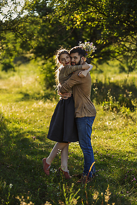 포토 JPG 해외이미지 나무 식물 백인 라이프스타일 커플 공원 여자 남자 행복 2 데이트 가족 관계 포옹 자연 휴가 함께함 발렌타인데이 사랑 사람 성인 야외 두명 여름 뷰티 유행 정원 일몰 낭만 쌍 그리너리 해외202309 해외포토 서양인 계절 공공시설 감정 컨셉 안기 데이이벤트 생활 노을 생태계 파일형식 트랜드컬러