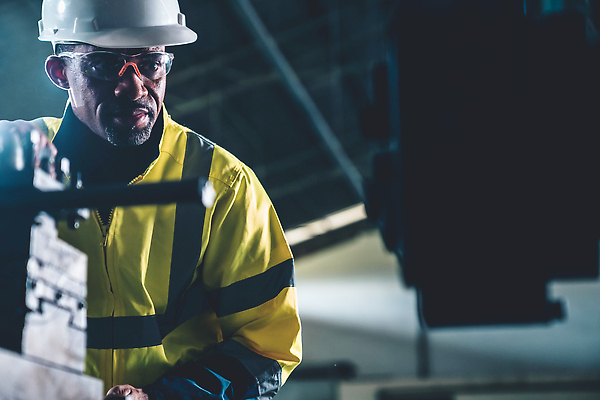 포토 JPG 해외이미지 남자 산업 공장 노동자 작업복 한명 상반신 성인 빛 기계 과학기술 작업 엔지니어 안전모 성인남자한명만 해외202309 해외포토 직업 1 옷 공업 기술 사람 기술자 헬멧 안전장비 남자한명만 성인남자만 파일형식