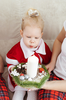 포토 JPG 해외이미지 백인 여자 크리스마스 초 가족 휴가 들기 상반신 성인 두명 앞모습 아기 여자만 해외202309 해외포토 서양인 기념일 뷰포인트 관계 모션 사람 파일형식