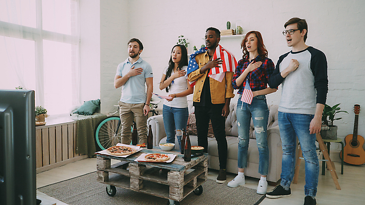 포토 JPG 해외이미지 학생 여자 남자 행복 음식 스포츠 노래 응원 주택 맥주 함께함 실내 서기 사람 경기 여러명 친구 축구 텔레비전 미국 우정 게임 축하 깃발 관찰 우승 부채 팬 그룹 흥분 애국심 골 전국 해외202309 해외포토 감정 음악 다수 컨셉 북아메리카 관계 모션 놀이 주류 내부 건물 전자제품 구기 최고 파일형식