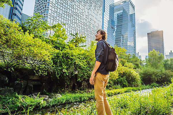 포토 JPG 해외이미지 서양인 나무 남자 로우앵글 여행 한국 한명 빌딩 성인 야외 옆모습 반사 청계천 풀숲 성인남자한명만 해외202309 해외포토 외국인 식물 1 아시아 뷰포인트 서울 사람 건물 강 숲 랜드마크 남자한명만 성인남자만 파일형식