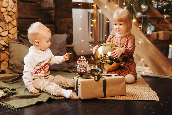 포토 JPG 해외이미지 전신 여자 남자 어린이 크리스마스 유리병 실내 사탕 남매 크리스마스선물 들기 앉기 소년 두명 앞모습 옆모습 선물상자 계단 카펫 알전구 크리스마스이브 홀리데이 어린이만 오너먼트 해외202309 해외포토 기념일 뷰포인트 크리스마스장식 전구 가족 모션 병_용기 휴가 디저트 선물 사람 내부 상자 파일형식