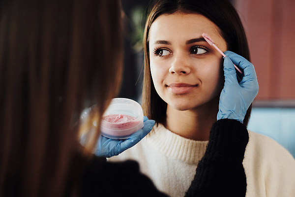 포토 JPG 해외이미지 백인 여자 갈색머리 직장 한명 사람 뷰티 상점 붓 고객 해외202309 해외포토 서양인 1 헤어스타일 회사 파일형식