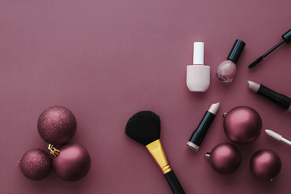 포토 JPG 해외이미지 사람없음 하이앵글 보라색 화장품 오브젝트 매니큐어 메이크업브러쉬 오너먼트 카피스페이스 해외202309 해외포토 뷰포인트 컬러 크리스마스장식 뷰티 공백 붓 파일형식