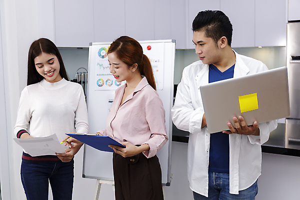 포토 JPG 해외이미지 직업 여자 행복 컨셉 비즈니스 사업가 성공 협력 주택 아이디어 직장 사람 세명 노트북 컴퓨터 사무실 힘 업무 작업 비즈니스맨 비즈니스우먼 조직 그룹 계획 대표 토론 종업원 동료 창업 비전 다인종 경영 소셜 브레인스토밍 해외202309 해외포토 남자 감정 회사 관계 인종 건물 전자제품 직장인 자영업 파일형식