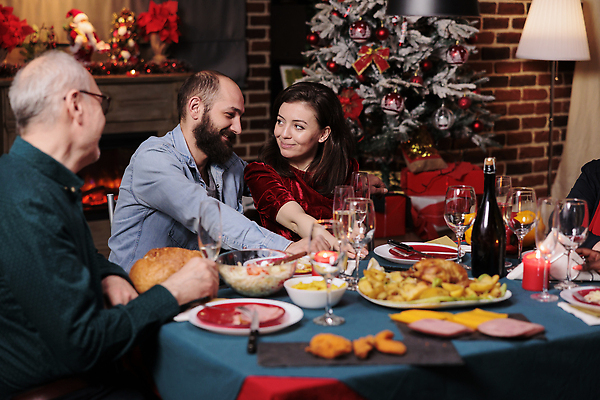 포토 JPG 해외이미지 여자 노년 남자 행복 음식 크리스마스 가족 식탁 조명 함께함 수저 대화 손짓 상반신 성인 앞모습 옆모습 세명 빛 파티 마주보기 식사 샴페인 연말 해외202309 해외포토 식기 기념일 감정 뷰포인트 컨셉 관계 모션 탁자 주류 말하기 사람 이벤트 파일형식