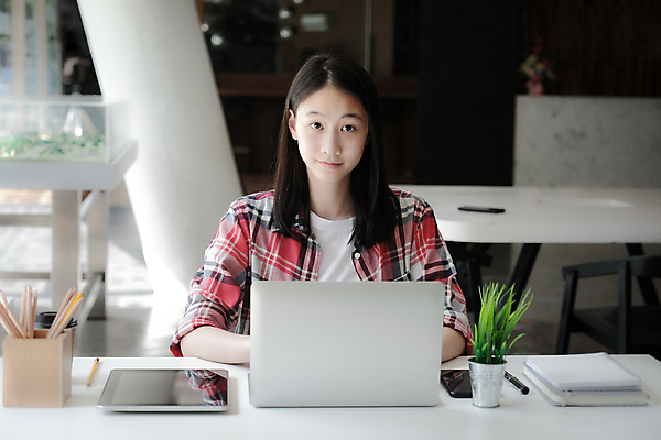 포토 JPG 해외이미지 학생 라이프스타일 교육 인터넷 교실 학교 한명 사람 10대 노트북 학습 스터디 컴퓨터 작업 책상 온라인 해외202309 해외포토 1 가구 청소년 생활 전자제품 파일형식