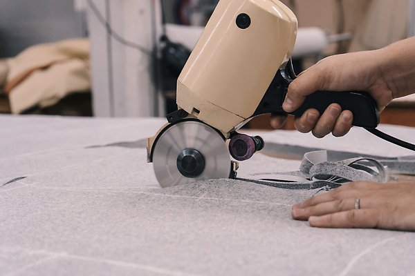 포토 JPG 해외이미지 직업 손 디자인 옷 산업 비즈니스 공장 노동자 직장 취미 사람없음 유행 기계 장비 공구 직물 면 업무 작업실 실 제조 바느질 땀 재단 재단사 방법 핸드메이드 해외202309 해외포토 회사 공업 신체부위 도구 작업 파일형식