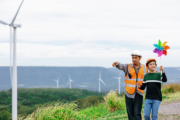 포토 JPG 해외이미지 남자 어린이 들기 소년 상반신 성인 야외 두명 가리킴 엔지니어 숲 안전모 바람개비 풍력발전소 안전조끼 남자만 해외202309 해외포토 모션 사람 손짓 발전소 기술자 풍력에너지 헬멧 안전장비 파일형식