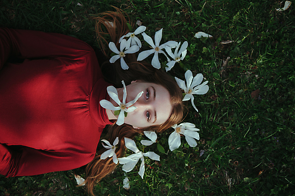 포토 JPG 해외이미지 나무 식물 모자 라이프스타일 긴머리 드레스 공원 여자 꽃 백그라운드 자연 휴식 한명 미소 야외 빨간색 초록색 여름 금발 태양 뷰티 쌓기 맑음 봄 벚꽃 표현 신선 잠 냄새 아로마테라피 목련 우크라이나 펠트 스타일 해외202309 해외포토 자연요소 1 헤어스타일 잡화 옷 계절 공공시설 유럽 컬러 컨셉 모션 날씨 표정 사람 생활 생태계 테라피 파일형식 천_직물