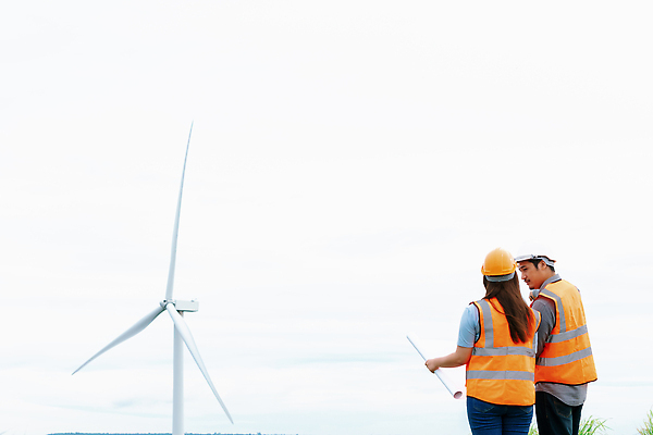 포토 JPG 해외이미지 여자 남자 들기 상반신 성인 야외 두명 옆모습 뒷모습 엔지니어 안전모 풍력발전소 안전조끼 성인만 해외202309 해외포토 뷰포인트 모션 사람 발전소 기술자 풍력에너지 헬멧 안전장비 파일형식