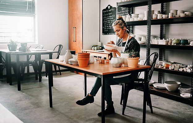 포토 JPG 해외이미지 전신 여자 행복 화분 화초 의자 창문 선반 한명 성인 옆모습 앞치마 다리꼬기 붓 도자기 색칠 장롱 작업실 책상 도예가 성인여자한명만 해외202309 해외포토 식물 직업 1 감정 뷰포인트 가구 모션 사람 여자한명만 성인여자만 파일형식